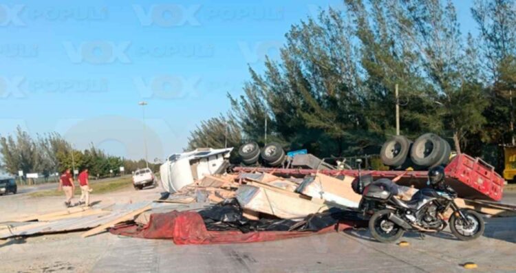 Tráiler vuelca en el Libramiento Norte