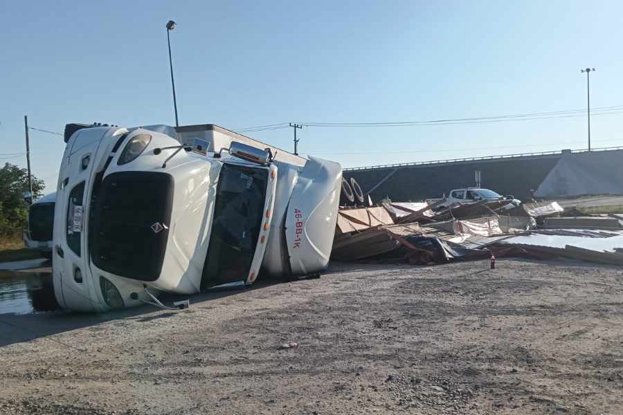 Tráiler vuelca en el Libramiento Norte (1)