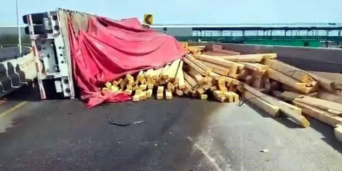 Tráiler vuelca en retorno de Apodaca