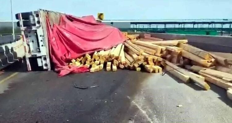 Tráiler vuelca en retorno de Apodaca