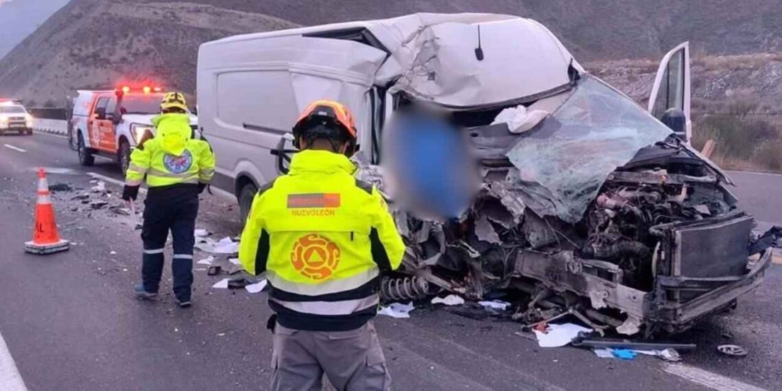 Tráiler y camioneta protagonizan choque fatal en Autopista a Saltillo en Santa Catarina, NL; hay un muerto