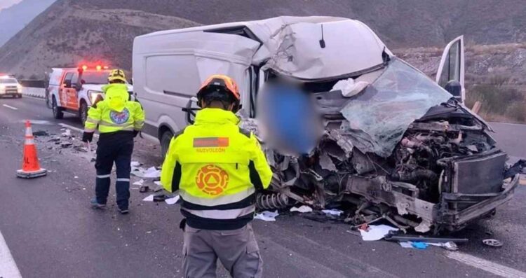 Tráiler y camioneta protagonizan choque fatal en Autopista a Saltillo en Santa Catarina, NL; hay un muerto