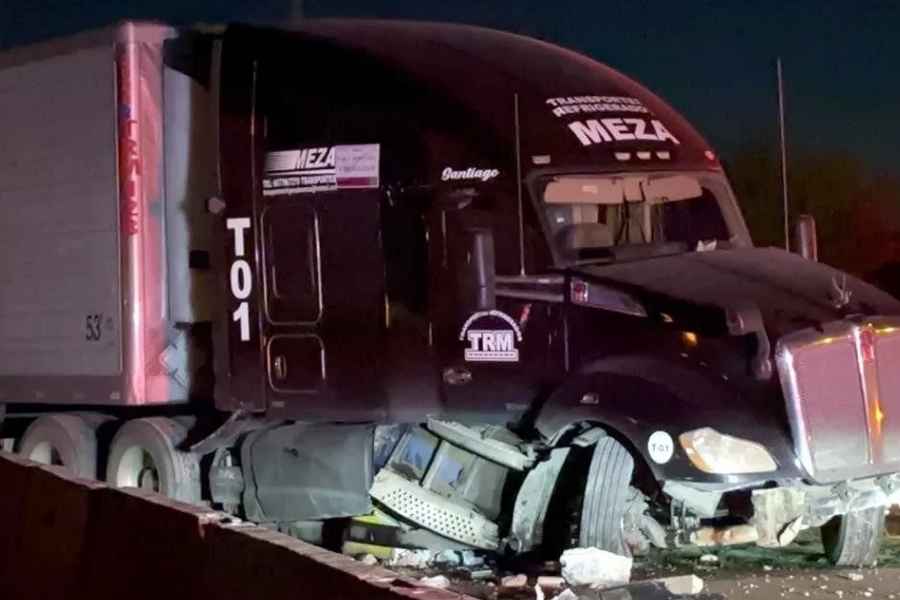 Trailero pierde el control y se estrella contra muro de contención en el Anillo Periférico de Escobedo, NL