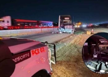 Trailero pierde el control y se estrella contra muro de contención en el Anillo Periférico de Escobedo, NL