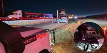 Trailero pierde el control y se estrella contra muro de contención en el Anillo Periférico de Escobedo, NL