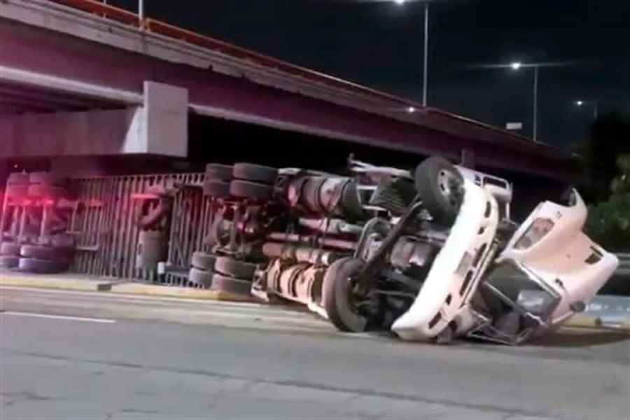 Trailero queda herido al volcar en Avenida Morones Prieto en Guadalupe, NL