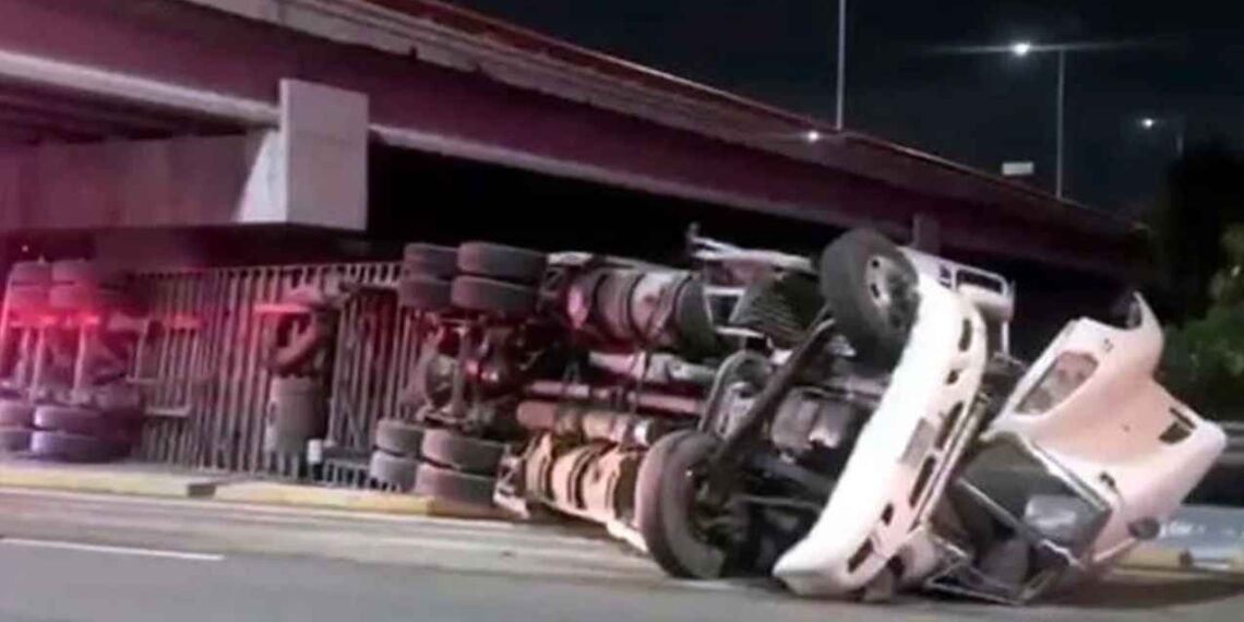 Trailero queda herido al volcar en Avenida Morones Prieto en Guadalupe, NL