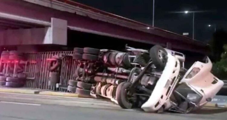 Trailero queda herido al volcar en Avenida Morones Prieto en Guadalupe, NL