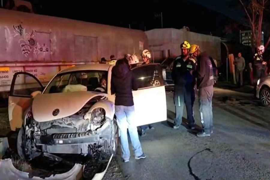 Tren embiste a dos vehículos tras intentar ganarle el paso en San Pedro, NL