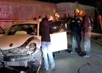 Tren embiste a dos vehículos tras intentar ganarle el paso en San Pedro, NL