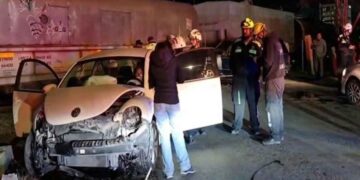 Tren embiste a dos vehículos tras intentar ganarle el paso en San Pedro, NL