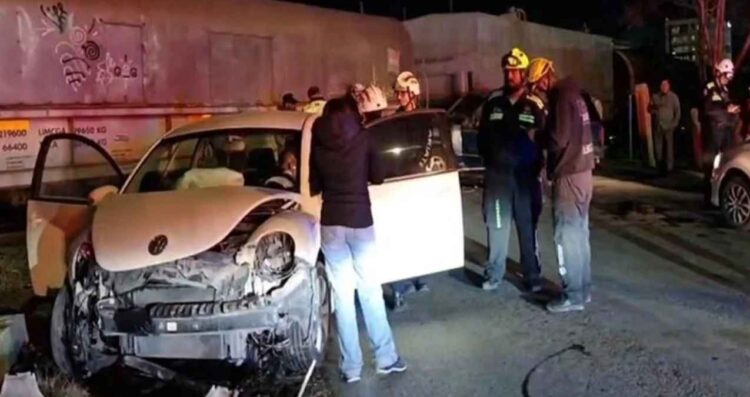 Tren embiste a dos vehículos tras intentar ganarle el paso en San Pedro, NL