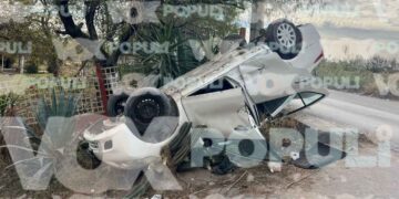 Vehículo pierde el control y termina volcado en Reynosa, Tamaulipas