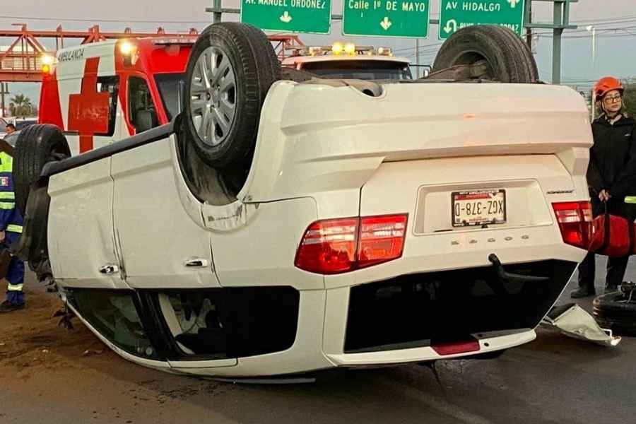 Volcadura de camioneta moviliza a cuerpos de auxilio en San Pedro, Nuevo León