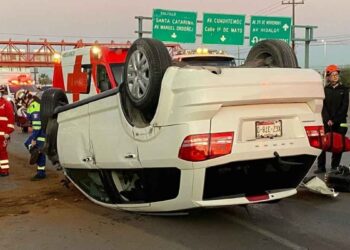 Volcadura de camioneta moviliza a cuerpos de auxilio en San Pedro, Nuevo León