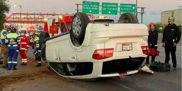 Volcadura de camioneta moviliza a cuerpos de auxilio en San Pedro, Nuevo León