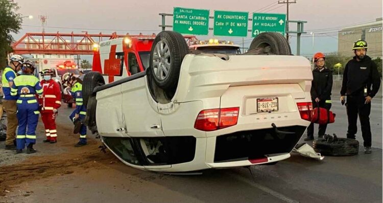 Volcadura de camioneta moviliza a cuerpos de auxilio en San Pedro, Nuevo León