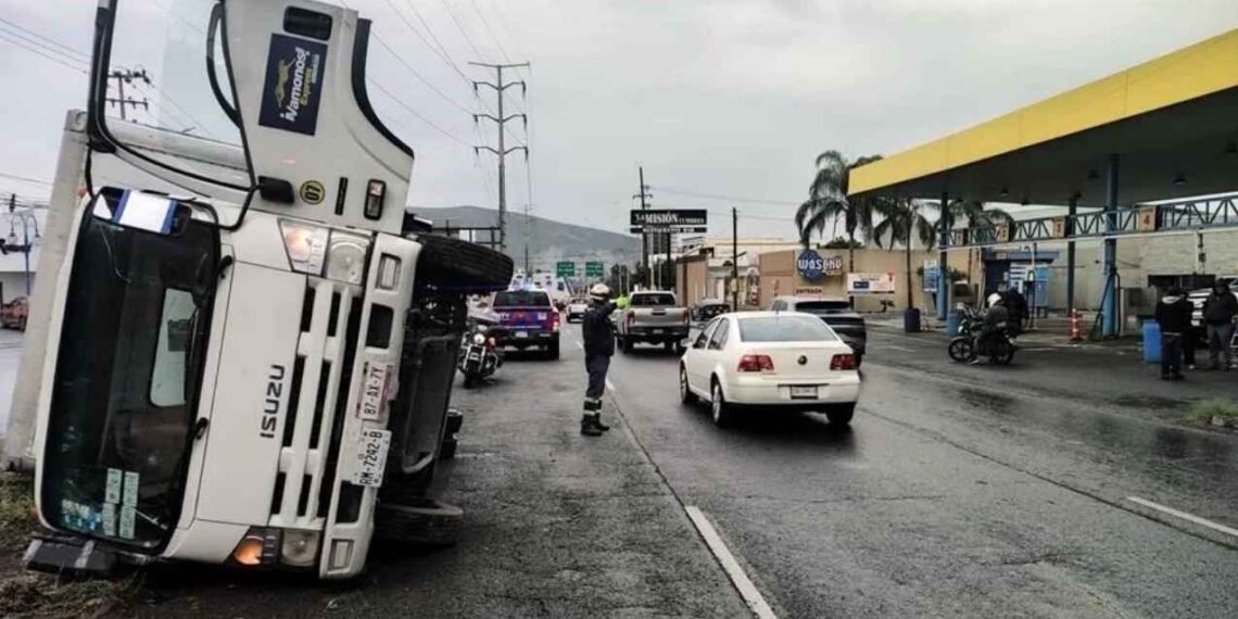 Vuelca camión de paquetería en Monterrey