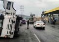 Vuelca camión de paquetería en Monterrey