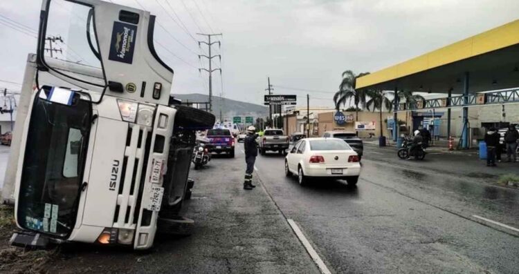 Vuelca camión de paquetería en Monterrey