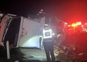 Vuelca tráiler tras choque por alcance en la vía libre a Saltillo en Santa Catarina, NL