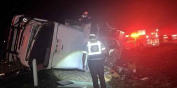 Vuelca tráiler tras choque por alcance en la vía libre a Saltillo en Santa Catarina, NL