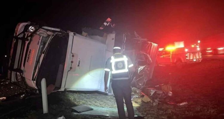 Vuelca tráiler tras choque por alcance en la vía libre a Saltillo en Santa Catarina, NL