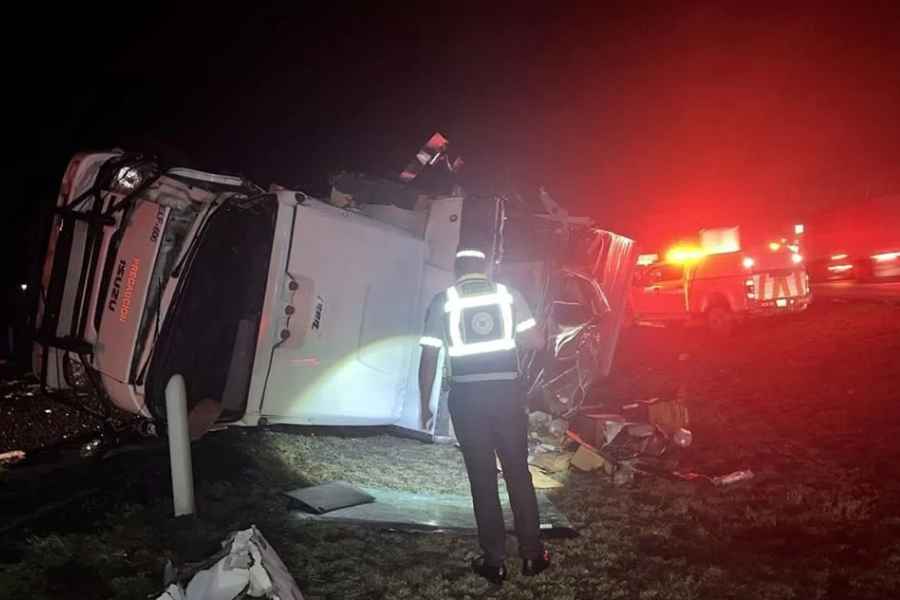 Vuelca tráiler tras choque por alcance en la vía libre a Saltillo en Santa Catarina, NL; hay un herido