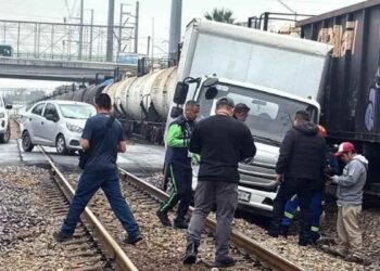 embiste camión en San Nicolás