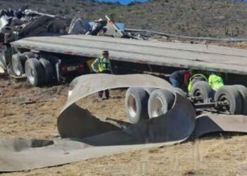Operador de tráiler muere tras fuerte volcadura en Galeana, Nuevo León