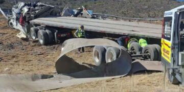 Operador de tráiler muere tras fuerte volcadura en Galeana, Nuevo León