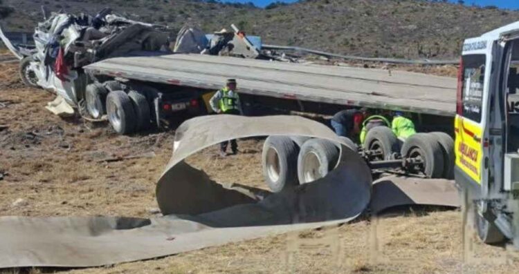 Operador de tráiler muere tras fuerte volcadura en Galeana, Nuevo León