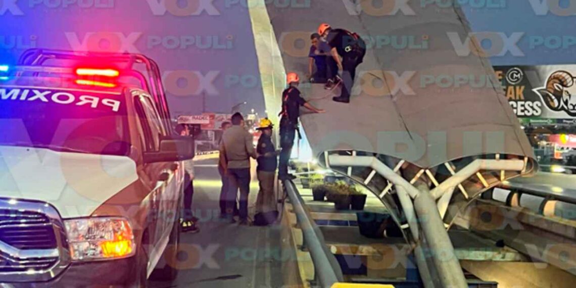 _hombre en el puente La Paz