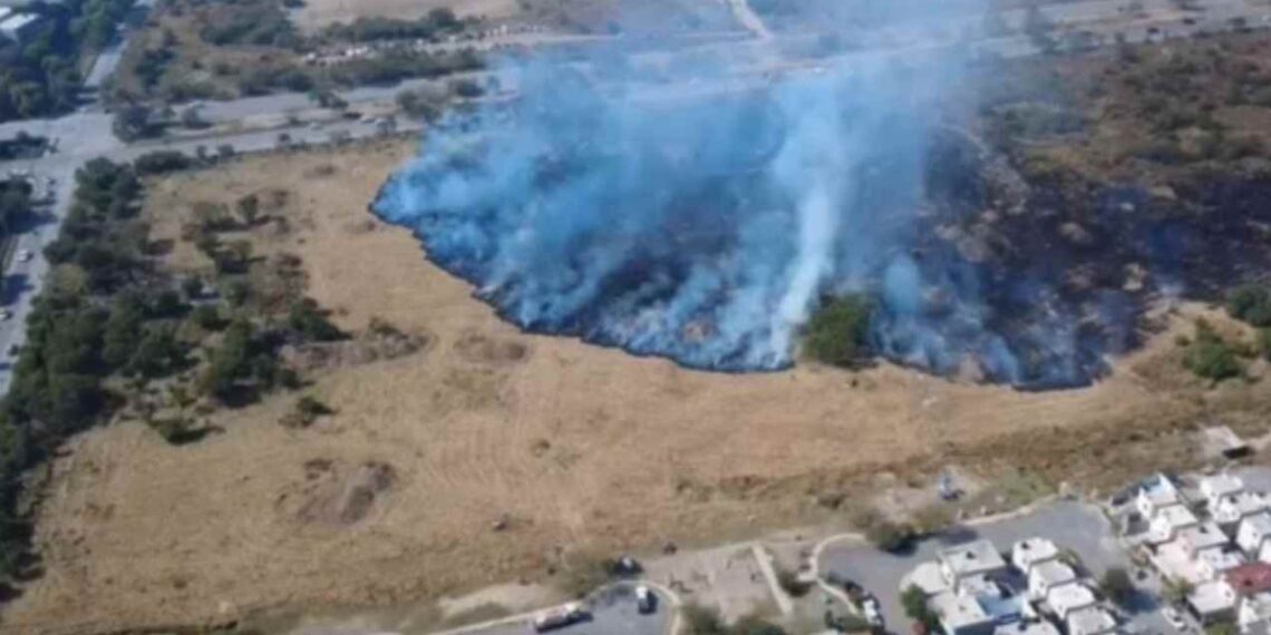 _incendio en terreno baldío en Monterrey