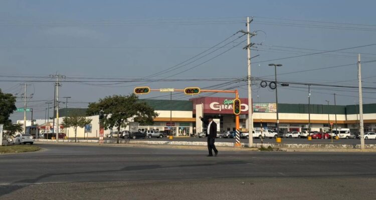 semáforo avenida José Sulaimán en Victoria