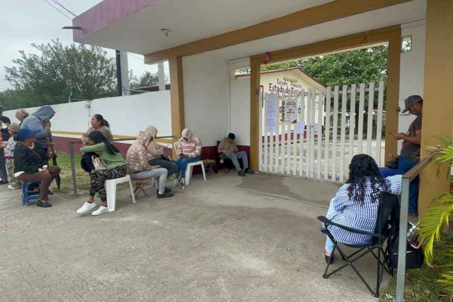 Abuelitas y madres de familia hacen largas filas para asegurar cupo en primaria de Altamira, Tamaulipas