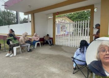 Abuelitas y madres de familia hacen largas filas para asegurar cupo en primaria de Altamira, Tamaulipas