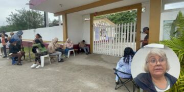 Abuelitas y madres de familia hacen largas filas para asegurar cupo en primaria de Altamira, Tamaulipas