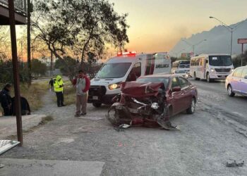 Accidente entre camión urbano y automóvil en Santa Catarina, Nuevo León, deja dos personas lesionadas
