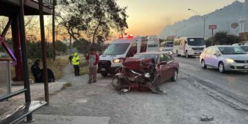 Accidente entre camión urbano y automóvil en Santa Catarina, Nuevo León, deja dos personas lesionadas