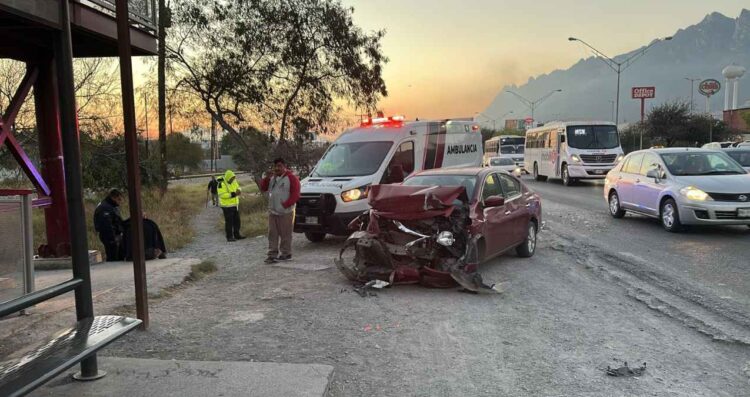 Accidente entre camión urbano y automóvil en Santa Catarina, Nuevo León, deja dos personas lesionadas
