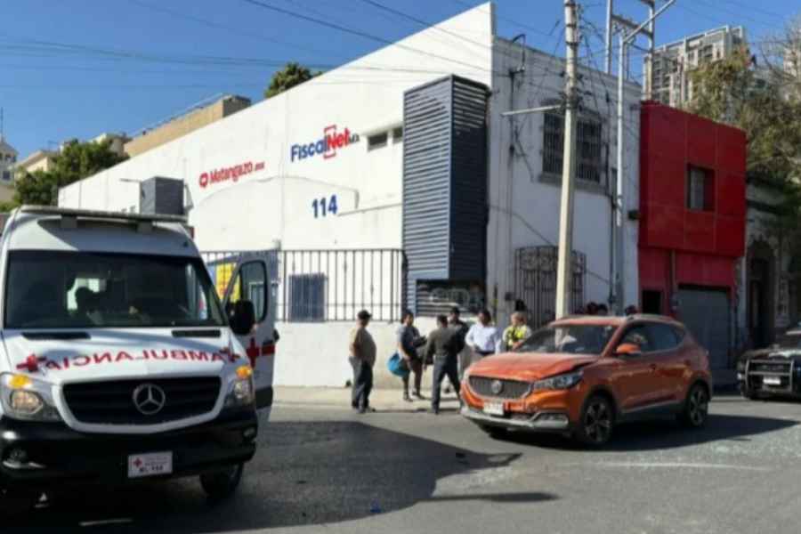 Accidente vehicular en el Centro de Monterrey deja dos heridos