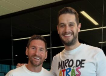 Adrián Marcelo comparte foto con Lionel Messi tras encuentro en podcast