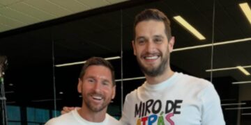 Adrián Marcelo comparte foto con Lionel Messi tras encuentro en podcast