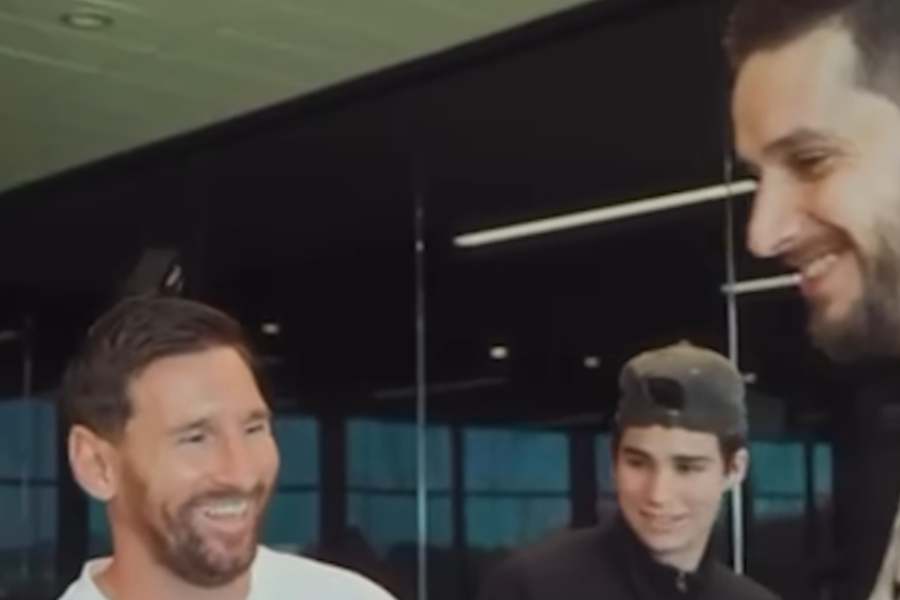 Adrián Marcelo comparte foto con Lionel Messi tras encuentro en podcast