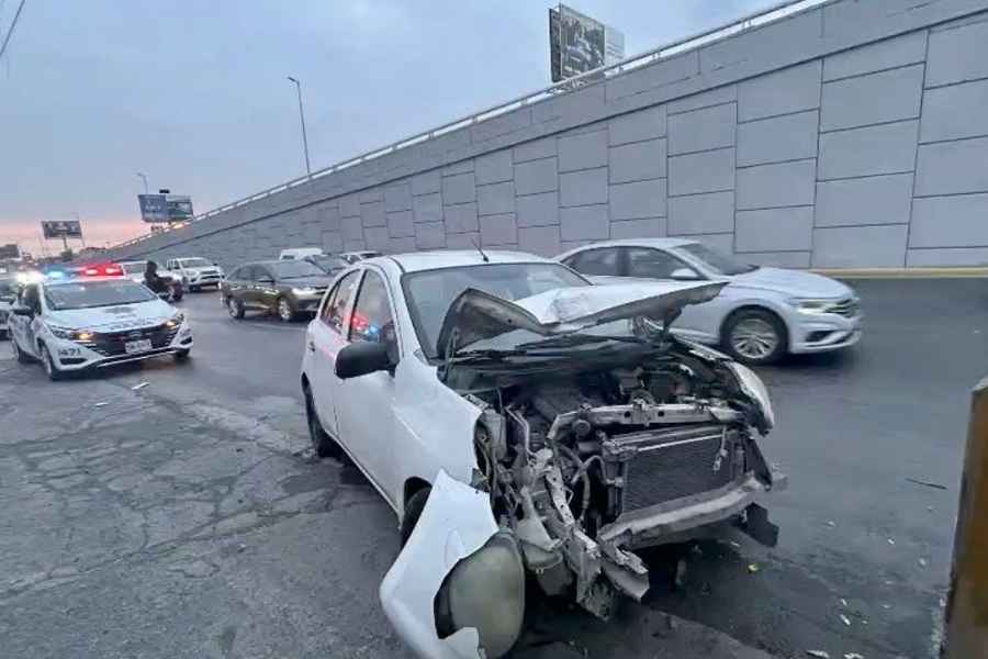 Adulto mayor pierde el control y termina chocando con poste en avenida Nogalar en San Nicolás, NL