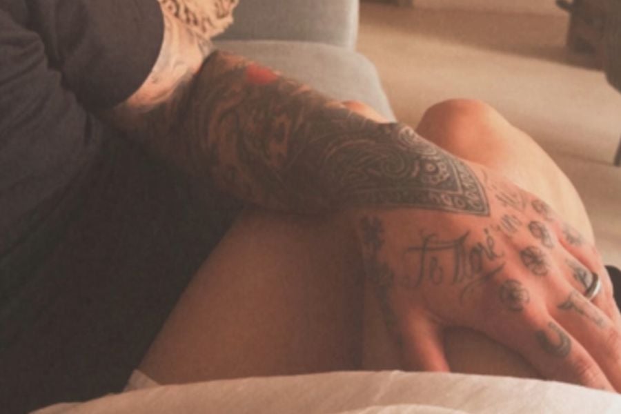 Ángela Aguilar comparte fotos desde el sofá junto a su esposo Christian Nodal