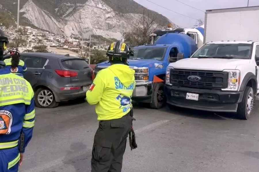Aparatoso choque múltiple en avenida Díaz Ordaz de San Pedro, NL deja una mujer lesionada