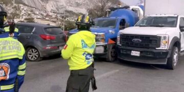 Aparatoso choque múltiple en avenida Díaz Ordaz de San Pedro, NL deja una mujer lesionada