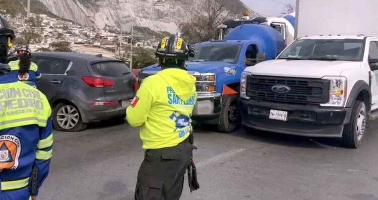 Aparatoso choque múltiple en avenida Díaz Ordaz de San Pedro, NL deja una mujer lesionada